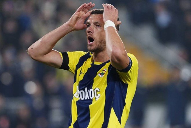 VAR'dan Mourinho'yu çıldırtan karar: Fenerbahçe penaltı bekledi  - 2. Foto