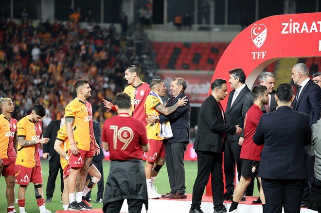 Seremonide İbrahim Hacıosmanoğlu'nun elini sıkmadı: Galatasaray'da Serhat Doğan'dan tepki  - 4. Foto