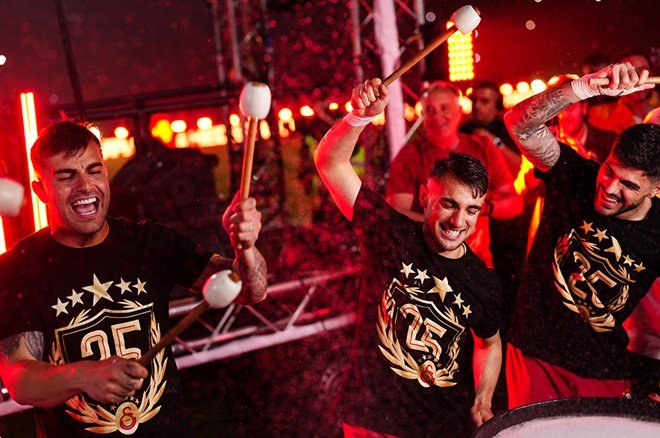 d69371731d5c4c71abd026e1d4e024e3-1 Galatasaraylı futbolcular şampiyonluğu taraftarlarla kutladı - 11. Foto