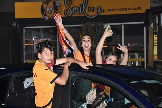 d802efcc72654436bef43cff074f67d0 Galatasaraylı taraftarların şampiyonluk ve 5. yıldız kutlamalarından unutulmaz fotoğraflar  - 45. Foto