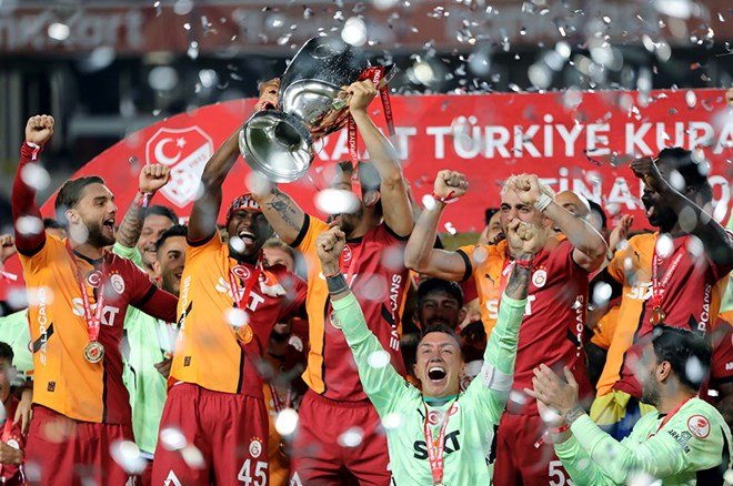 d9ab7c7cd5bd4b449c699c20e36fc496-3 Galatasaray'da çifte kupaya çılgın prim - 4. Foto