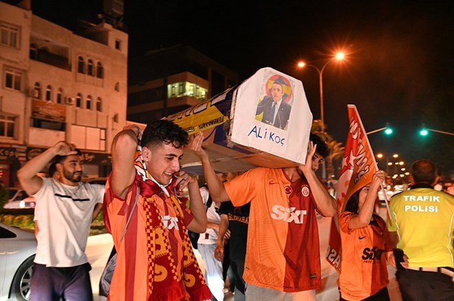 db74b39d01be4e02b1ef16ac5622472d Galatasaraylı taraftarların şampiyonluk ve 5. yıldız kutlamalarından unutulmaz fotoğraflar  - 35. Foto