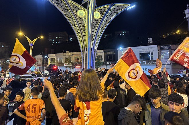 e6c60078b97748d5b6629e9459199560 Galatasaraylı taraftarların şampiyonluk ve 5. yıldız kutlamalarından unutulmaz fotoğraflar  - 39. Foto