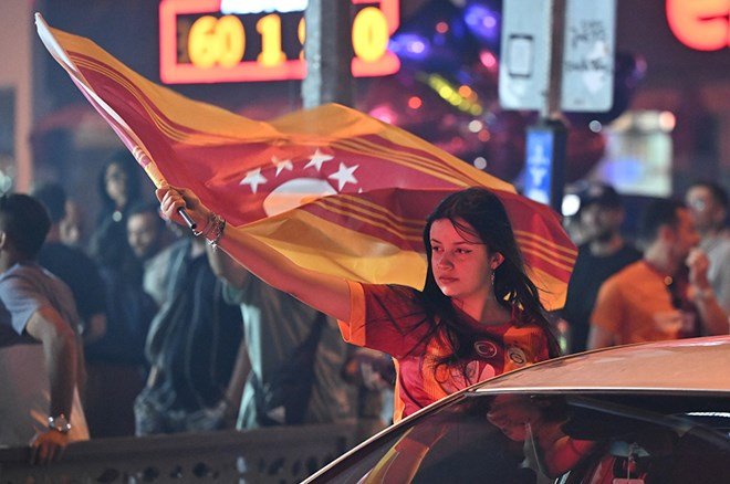 f4b7974225694eec891c51a6b4c0c439 Galatasaraylı taraftarların şampiyonluk ve 5. yıldız kutlamalarından unutulmaz fotoğraflar  - 31. Foto