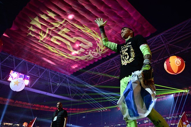 f66399a24cdb47b9a9f47e468e8d05b7 Galatasaraylı futbolcular şampiyonluğu taraftarlarla kutladı - 21. Foto