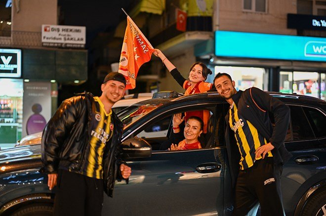 f8e3afdf53e3476ea19dc07e08c99394 Galatasaraylı taraftarların şampiyonluk ve 5. yıldız kutlamalarından unutulmaz fotoğraflar  - 36. Foto