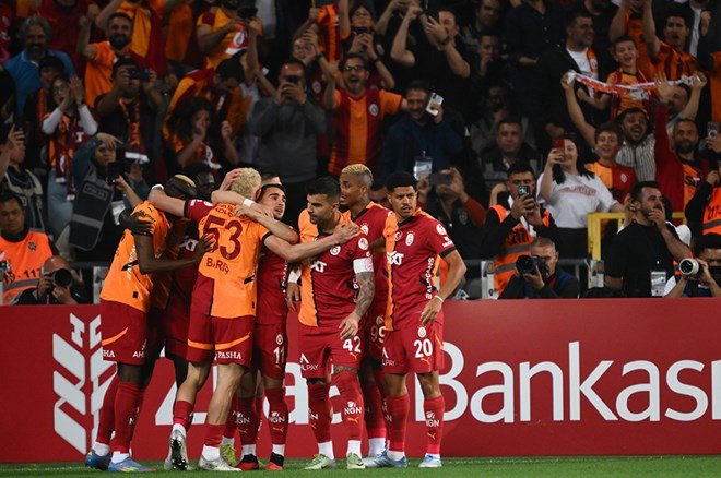 f965a9cf29c04e188caf6d447e66c278-5 Şampiyonluk maçında Galatasaray tribünlerinde Jose Mourinho pankartı - 2. Foto