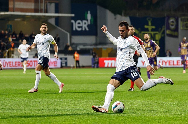fb4d09a3c1dc438a8a2f6294f8b61fbb Ve Fenerbahçe'de Kostic kararı verildi: Bonservisi alınacak mı? - 4. Foto