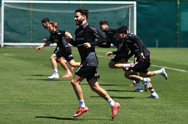 ff0a49db86d04e7d861c78cb7568f081 Solskjaer'den derbi öncesi son antrenmanda şaşırtan tercih  - 3. Foto