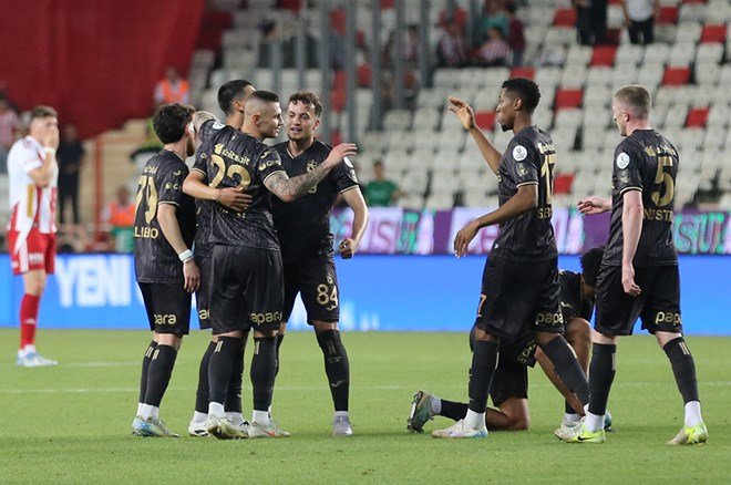 Dünyanın en iyi takımları belli oldu: Galatasaray ile Fenerbahçe sıralamada alt alta  - 17. Foto